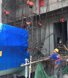 制造集團(tuán)工廠(chǎng)搬遷新廠(chǎng)設(shè)備吊裝作業(yè)